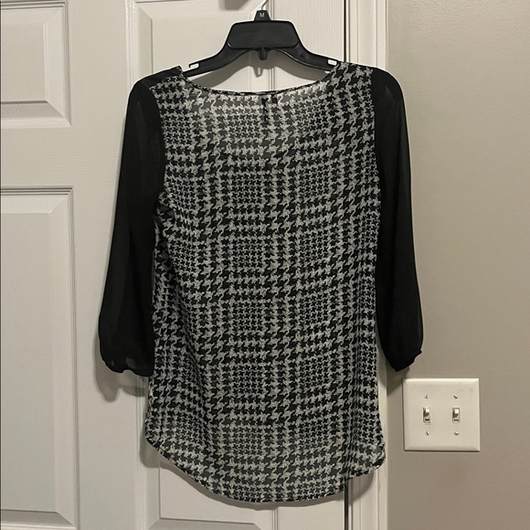 Houndstooth 3/4 Length Sleeve Top - Picture 3 of 3